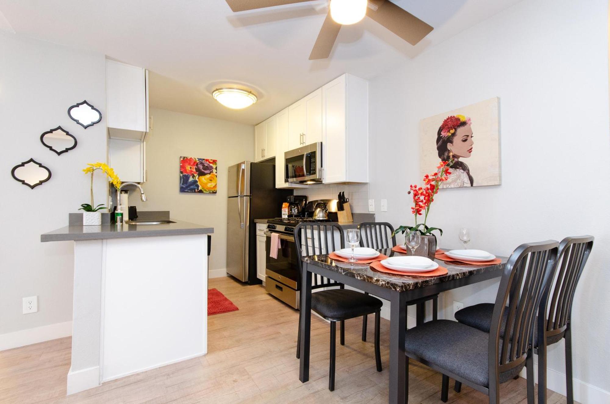Relaxing 2br Steps Away From Hollywood Walk Of Fame *